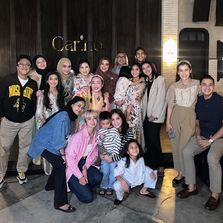 <p>Para pemain <em>Di Sini Ada Setan</em> tidak datang sendiri lho. Mereka juga datang ke acara reuni ini bersama keluarga. Beberapa di antaranya membawa serta anak-anak mereka. (Foto: Instagram @rieta_amilia/ @tanayudjanuismadi)</p>