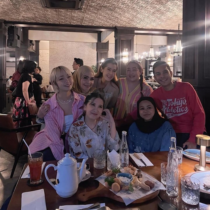 <p>Selain Nagita Slavina dan Caca Tengker, beberapa pemain yang datang di antaranya adalah Intan Ayu Purnama, Jennifer Arnelita, Diva Nadia, Tahir Hadiwijoyo, dan Ardina Rasti. (Foto: Instagram @rieta_amilia/ @tanayudjanuismadi)</p>