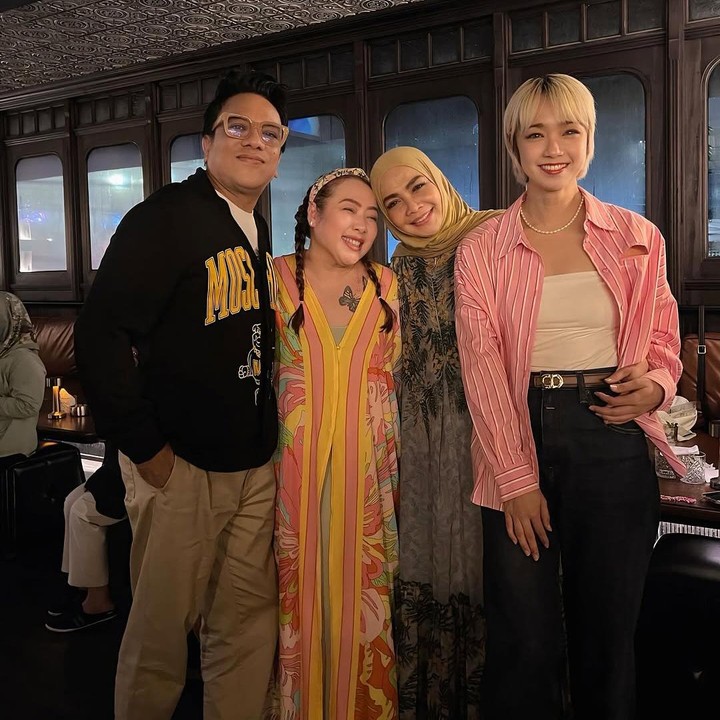 <p>Intan menuliskan <em>caption</em> panjang tentang perasaan bahagianya bisa reuni dengan para pemain <em>Di Sini Ada Setan.</em> Intan menyebut bahwa para pemain sudah menjalin ikatan yang dekat layaknya keluarga. "Tumbuh sekitar 2,5 hampir 3tahun bareng di lokasi <em>shooting</em> udah kayak kelurga. Dari sinetron. Sampai jadi film. <em>And yet</em>, setelah 2dekade reuni, hangatnya masih sama. Serunya masih sama. Persahabatannya masih sama," ujarnya. (Foto: Instagram @rieta_amilia/ @tanayudjanuismadi)</p>