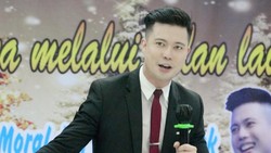 Dulu Anggota Boyband, Begini Cerita Marcel Saerang Jadi Seorang Pendeta