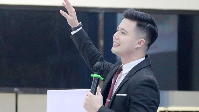 Mantap Pensiun , Anggota Boyband Ini Putuskan Jadi Pendeta