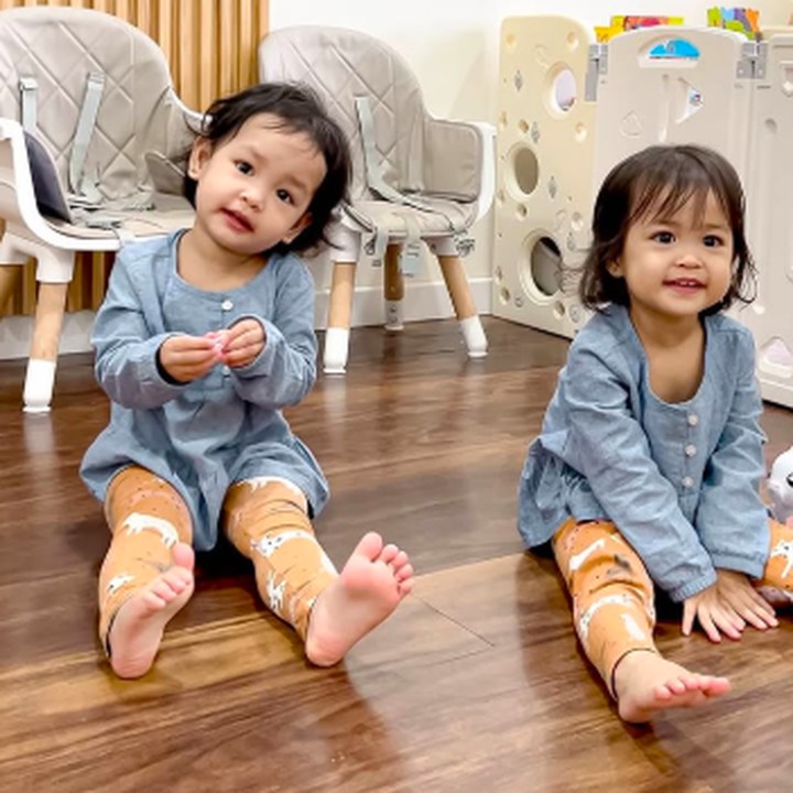 <p>Anisa sendiri kerap membagikan potret kebersamaannya bersama si kembar. Dalam berbagai kesempatan, Alma dan Alsha tampil dengan baju yang juga kembar, lho. (Foto: Instagram: @anisarahma_12)</p>