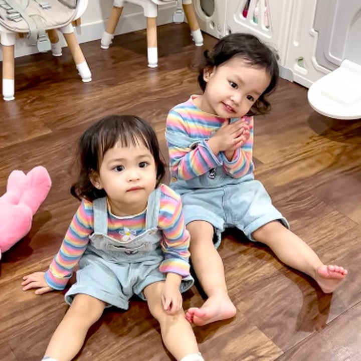 <p>Potret yang satu ini juga tidak kalah menarik perhatian, Bunda. Alma dan Alsha mengenakan baju kodok jeans dan inner kaos belang warna-warni. Imut banget, ya! (Foto: Instagram: @anisarahma_12)</p>