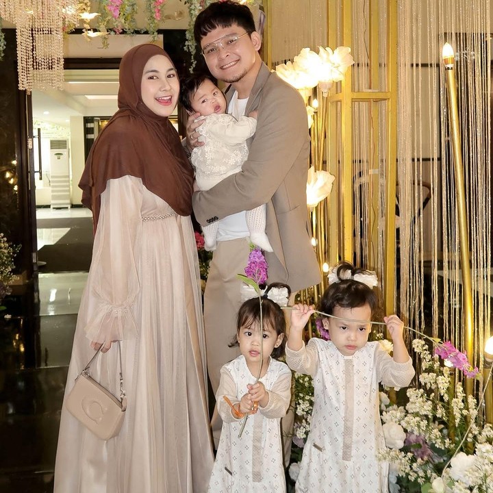<p>Setelah menikah dengan Anandito Dwis, Anisa Rahma dikaruniai tiga orang putri cantik, Bunda. Dua di antaranya adalah anak kembar yang bernama Almashira Athqia Shanum dan Alshamira Afiza Shanum. (Foto: Instagram: @anisarahma_12)</p>