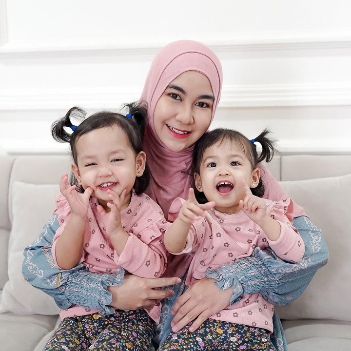 <p>Ketika di rumah, gaya Alma dan Alsha juga selalu menarik perhatian netizen. Dalam potret satu ini, keduanya terlihat manis dengan kaos lengan panjang merah muda dan legging warna-warni. (Foto: Instagram: @anisarahma_12)</p>