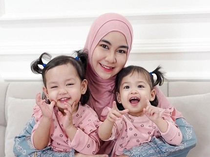 7 Potret Gaya Kompak Alma & Alsha Anak Kembar Anisa Rahma, OOTD-nya Selalu Menggemaskan