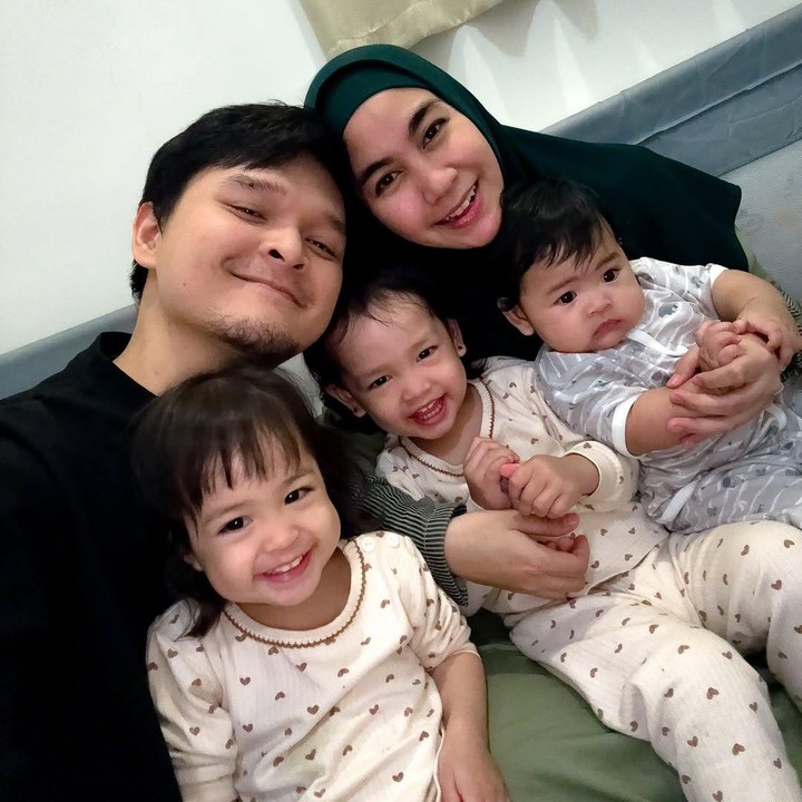 <p>"<em>Allahumma barik</em>. Hallo Kakak Alma dan Alsha. Akur terus ya kalian sampai gede, harus saling jaga, sayang, perhatian satu sama kalin. Karena kalian sudah bareng-bareng terus dari masih jadi embrio di dalam perut Ummi. Walaupun sekarang sudah ada adik Aqila, sayang Ummi Abi ke kalian enggak pernah berubah," tutur Anisa dengan menyisipkan emotikon hati. (Foto: Instagram: @anisarahma_12)</p>