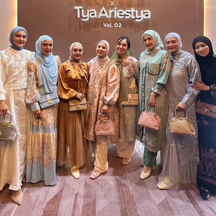 <p>Artis cantik Tya Ariestya kini semakin mendalami dunia fashion, Bunda. Beberapa waktu lalu, dirinya bahkan mengumumkan tengah berkolaborasi bersama brand lokal ternama. (Foto: Instagram: @tya_ariestya)</p>