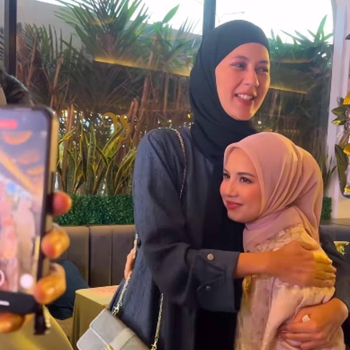 <p>Selain Zaskia, hadir pula Paula Verhoeven, Bunda. Usai acara, Paula tampak menghampiri Tya dan memberikan pelukan hangatnya untuk sang sahabat. (Foto: Instagram: @paula_verhoeven)</p>