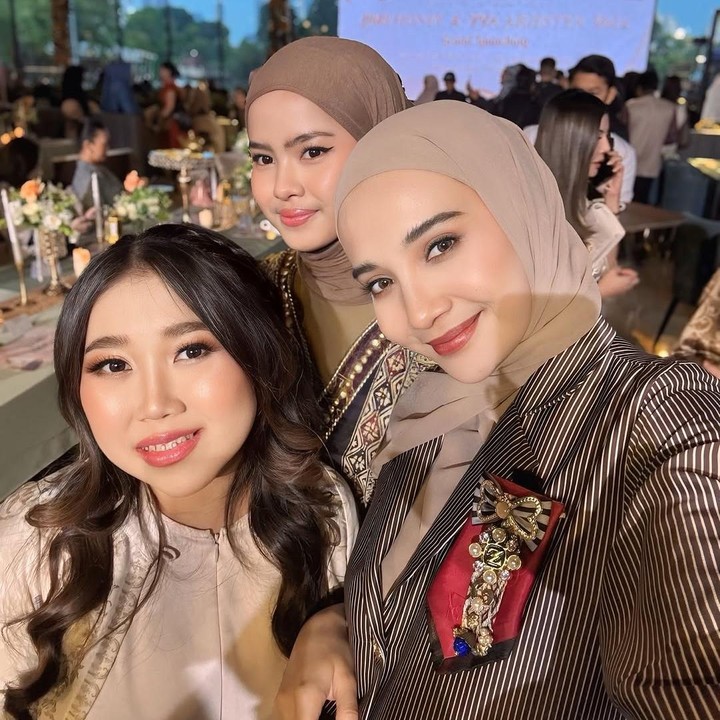 <p>Momen ini dibagikan langsung oleh Tya melalui laman Instagram-nya. Ketika peluncuran koleksi terbarunya ini, banyak rekan artis yang turut hadir untuk mendukungnya. (Foto: Instagram: @zaskiasungkar15)</p>