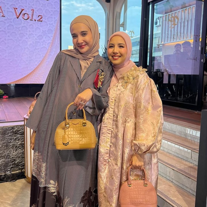<p>Salah satu sahabatnya, Zaskia Sungkar, hadir ke acara peluncuran koleksi tas terbaru Tya Ariestya. Ia tampil elegan dengan pakaian bernuansa cokelat. "Terima kasih sudah di-<em>support</em> terus," tulis Tya seraya menyisipkan emotikon hati. (Foto: Instagram: @tya_ariestya)</p>