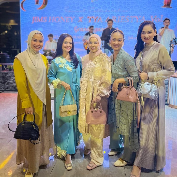 <p>Pada unggahan lainnya, Tya juga membagikan momen kebersamaannya dengan sang sahabat. Beberapa di antaranya adalah Feni Rose, Ersa Mayori, Nola B3, Mona Ratuliu, Juliana Moechtar, hingga Adelia Pasha. (Foto: Instagram: @tya_ariestya)</p>