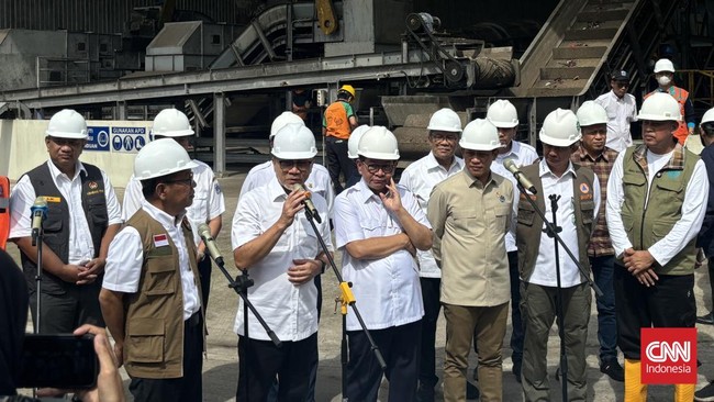 Gubernur DKI Jakarta Pramono Anung mengunjungi fasilitas pengelolaan sampah di Tempat Pengelolaan Sampah Terpadu (TPST) Bantargebang, Bekasi pada Rabu (19/3).