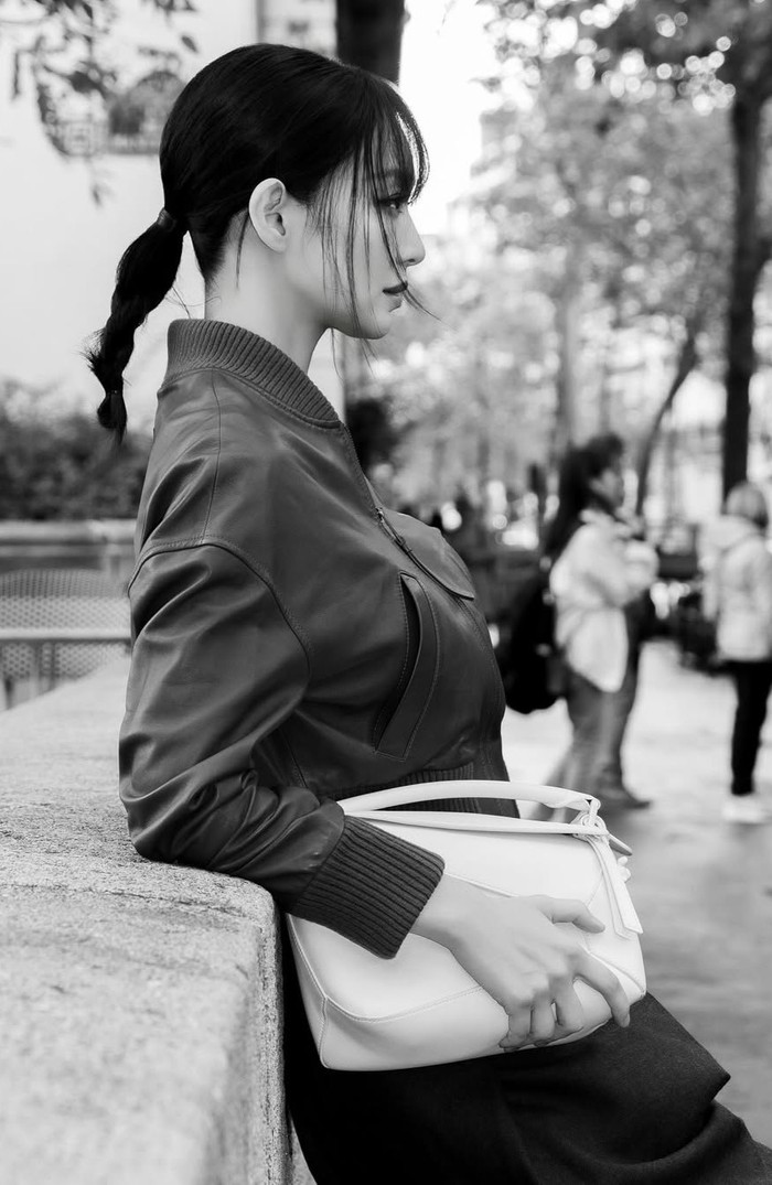 Shin Min Ah juga bisa tampil edgy dengan gaya rambut sleek low ponytail. Jika ingin mencontoh hairstyle ini, jangan lupa tinggalkan beberapa helai rambut untuk membingkai wajahmu ya, Beauties!/Foto: Instagram/@illusomina
