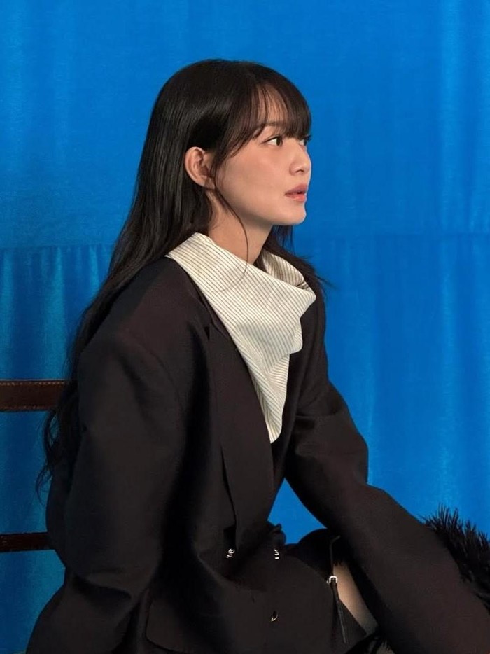 Tampil timeless dengan gaya rambut wavy berponi ala Shin Min Ah berikut ini. Selain manis, gaya rambut ini juga bisa membuatmu tampak awet muda./Foto: Instagram/@illusomina
