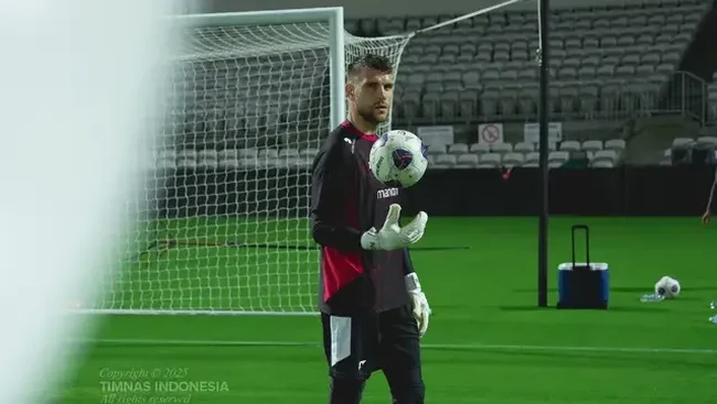 Kepindahan Maarten Paes ke Ajax membuat kiper Timnas Indonesia itu mengancam posisi penjaga gawang Liverpool.