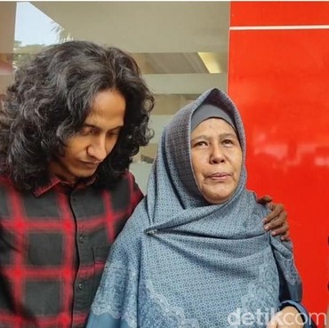 Tangis Ibunda Berharap Vadel Badjideh Bisa Cepat Bebas