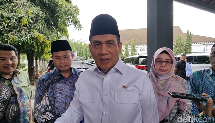 Wakil Menteri Agama (Wamenag) Romo H. R. Muhammad Syafi'i menyebut, Kementerian Agama tidak akan menjadikan pesantren dan madrasah terbengkalai untuk Sekolah Rakyat