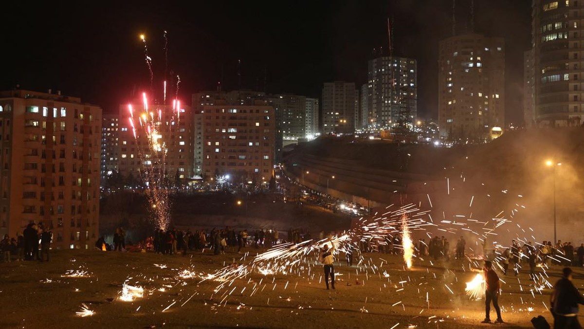 FOTO: Nyala Festival Api di Iran Sambut Tahun Baru Nowruz