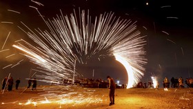 FOTO: Nyala Festival Api di Iran Sambut Tahun Baru Nowruz