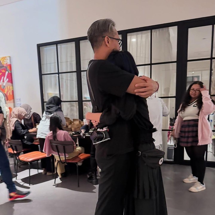 <p>Nirina tidak pernah menyangka jika anaknya turut mengikuti langkahnya dan suami memasuki dunia seni. Bukan seni peran maupun musik. Zivara lebih tertarik dengan dunia seni murni. "Jujur enggak pernah menyangka walau Bapak Ibumu memang juga seorang seniman, yang satu dunia layar kaca dan juga lebar, yang satu dunia musik. Tapi enggak pernah nyangka ananya masuk ke seni murni!! Itu adalah level yang lain," ujar Nirina. (Foto: Instagram: @nirinazubir_)</p>