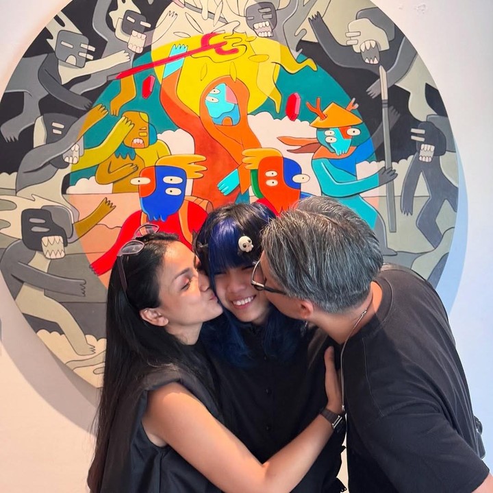 <p>"Bangga sekali sama anak kami Zivara Ruciragati hari ini menggelar karya seninya di <em>@galerizen1</em>. Woohoooo!! Lebarkan sayapmu sayangku. Gapailah dan juga kejarlah mimpimu sayang. Mamaw dan Dadaw <em>@ernest_cokelat</em> berusaha selalu mendukung dan mendampingimu sayang," kata Nirina seraya menyisipkan emotikon hati. (Foto: Instagram: @nirinazubir_)</p>