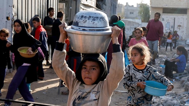 Israel Blokir Pasokan Bantuan, Kelaparan Makin Meluas di Gaza Israel patut disalahkan lantaran memblokir jalur masuk pasokan medis dan makanan ke Gaza sejak 2 Maret lalu.