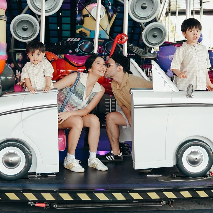 <p>Acha membagikan momen liburannya ini di akun Instagram. Bunda dua anak ini terlihat begitu happy liburan ke Universal Studio Singapore bersama suami dan dua anak laki-lakinya. (Foto: Instagram @achasinaga)</p>