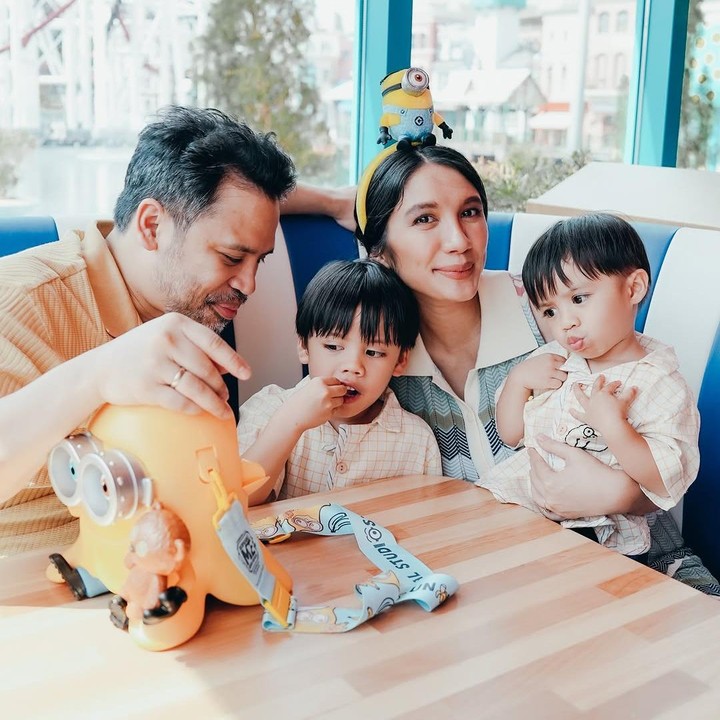 <p>Acha menganggap liburan kali ini sebagai memori yang akan disimpannya untuk dikenang di kemudian hari. "<em>POV: It’s the year 2050 and you’re looking through our 2025 memories</em>," tulisnya. (Foto: Instagram @achasinaga)</p>