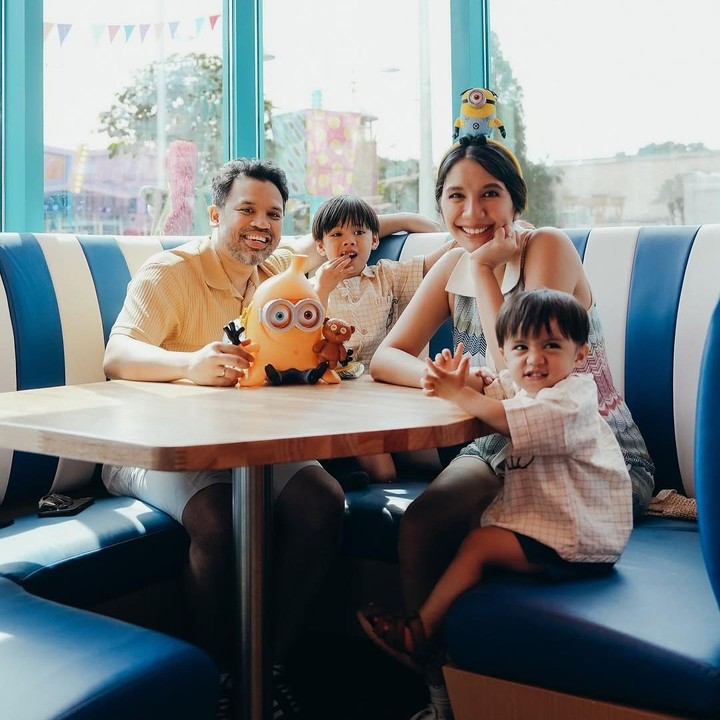 <p>Liburan ini tampaknya begitu spesial bagi Acha. Perempuan kelahiran Malang ini sedang bersiap menyambut anak ketiga. Liburan ini bisa menjadi momen tak terlupakan sebelum menyambut kehadiran si bungsu yang diketahui berjenis kelamin perempuan. (Foto: Instagram @achasinaga)</p>