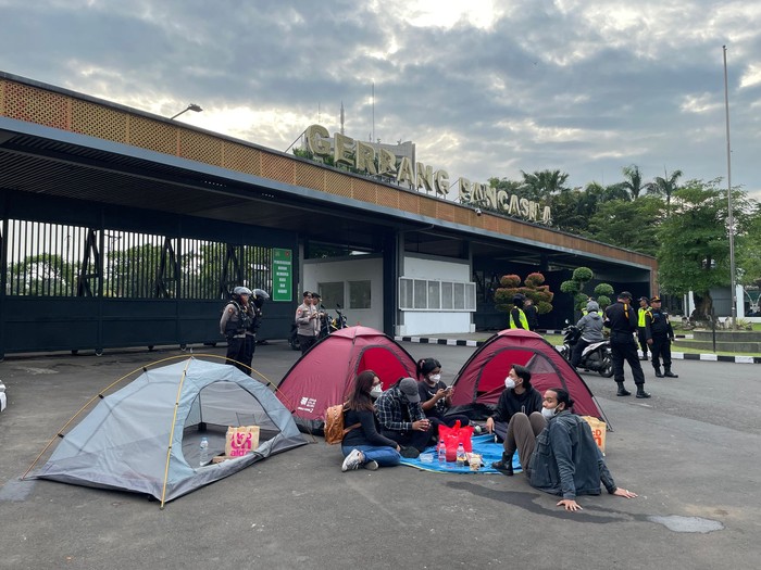 Aksi Demo Rakyat Tolak RUU TNI: Gelar Tenda di Belakang Gedung DPR
