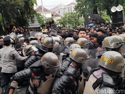 Massa Aksi Tuntut Pencabutan UU TNI Masih Bertahan di Dekat DPRD Jateng