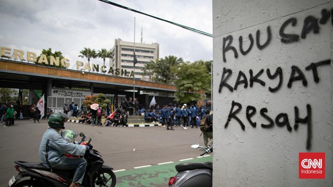 BEM UI mengonfirmasi tiga mahasiswa terluka dan dibawa ke rumah sakit setelah aksi menolak revisi UU TNI di kawasan DPR RI, Kamis (20/3).