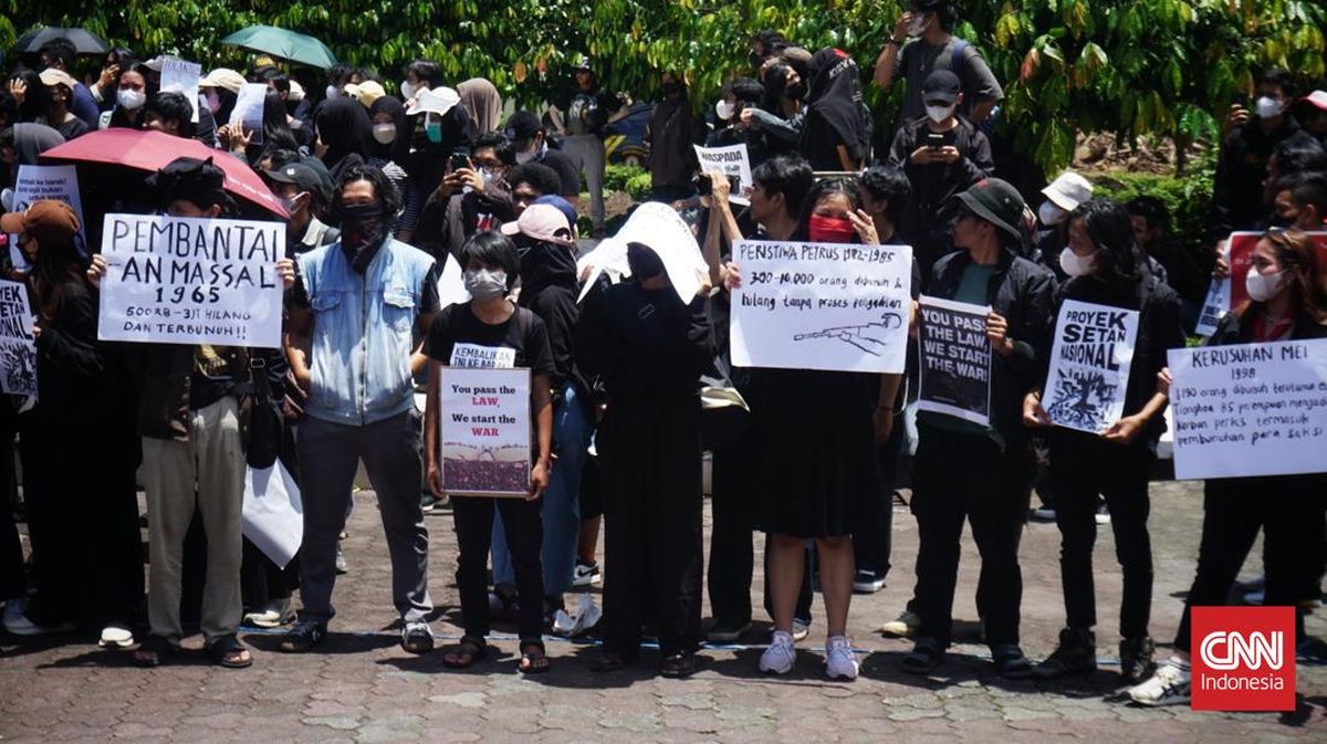 学生拒绝TNI法律被捕。 1200万,警察开放了他们的选票 学生拒绝TNI法律被捕。 1200万,警察开放了他们的选票