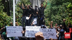 Deret Aksi Tolak RUU TNI di Penjuru Daerah: Jogja, Medan hingga Manado