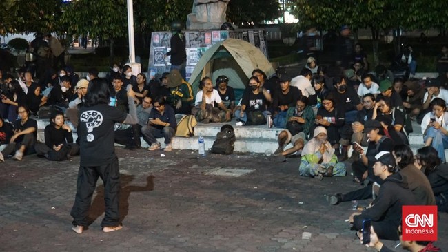 Massa Aliansi Jogja Memanggil menyatakan akan bertahan dan bermalam di Kantor DPRD DIY sampai revisi UU TNI dibatalkan.
