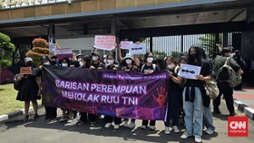 Aliansi Perempuan Indonesia Ikut Aksi di DPR, Tuntut Batalkan UU TNI