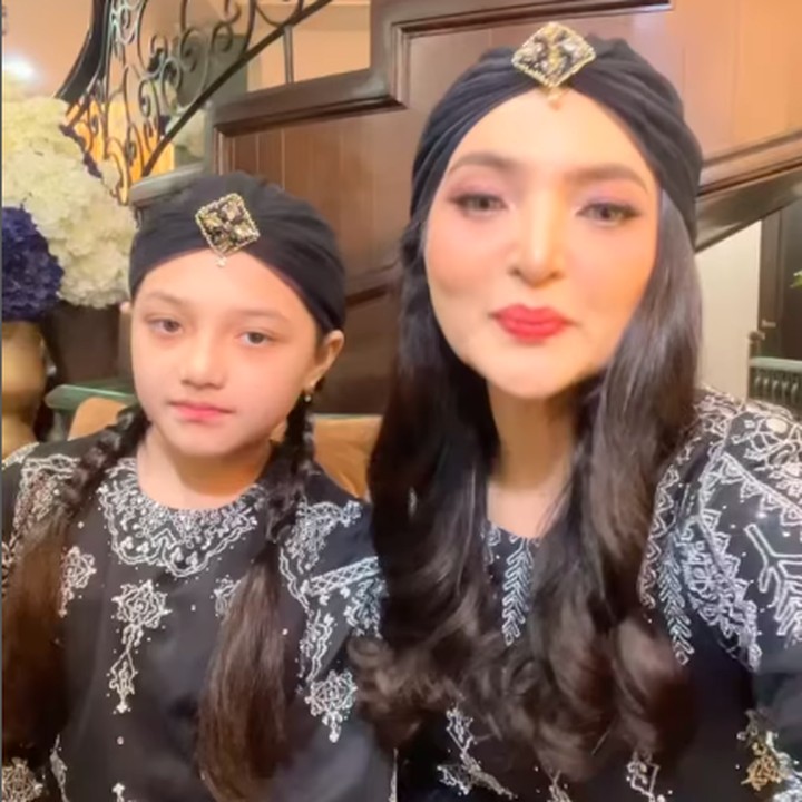 <p>Putri Ashanty, Arsy, juga sering terlihat memakai baju muslimah. Belum laman ini, ia tampil dengan gamis hitam bermotif kembar bersama sang Bunda. Untuk melengkapi tampilannya, Arsy turut menambahkan turban, Bunda. (Foto: Instagram: @queenarsy)</p>