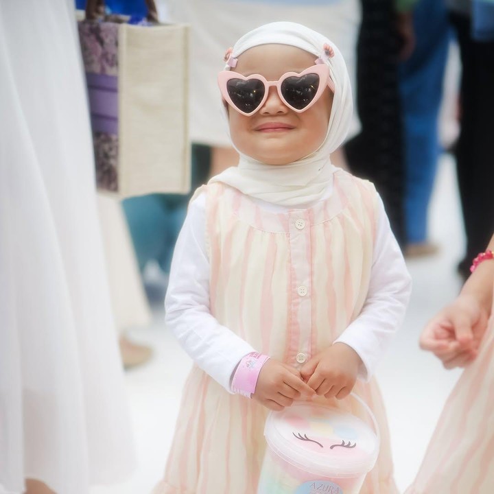 <p>Kamya putri bungsu Fitri Tropica kerap tampil mengenakan hijab dan baju muslimah. Dalam sebuah unggahan, Si Kecl yang akrab disapa Ceu Haji itu tampil cantik dengan <em>dress</em> perpaduan kuning dan oranye serta kacamata hitam berbentuk '<em>love</em>'. (Foto: Instagram: @fitrop)</p>