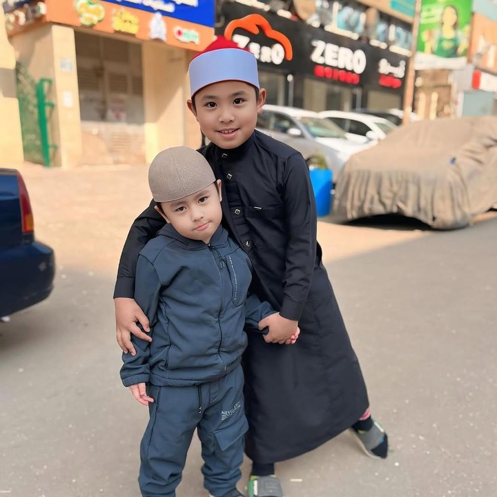 <p>Putra sulung Oki Setiana Dewi, Ibrahim Muhammad Abdullah, kerap tampil mengenakan busana muslim, Bunda. Belum lama ini, dirinya terlihat beribadah bersama sang adik, Sulaiman, mengenakan gamis hitam dan peci warna merah putih. (Foto: Instagram: @okisetianadewi)</p>