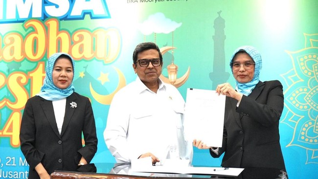 Kepala BPJPH Haikal Hasan meneken MOU Jaminan Produk Halal dengan asosiasi UMKM di Selasar Gedung Nusantara V MPR RI, Selasa (18/03).