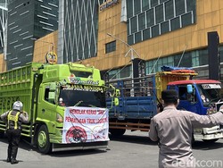 Puluhan Truk Masuk Bundaran Waru Lalu Konvoi di Kawasan Frontage A Yani