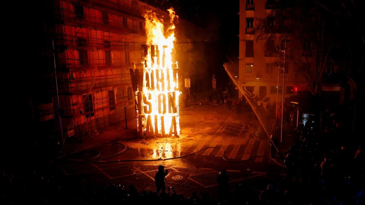 FOTO: Las Fallas di Valencia, Festival Bakar Patung untuk 'Pemurnian'