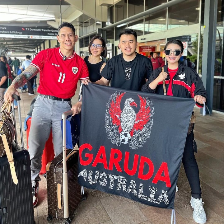 <p>Fitri Carlina memang dikenal sebagai salah satu suporter loyal Timnas, Bunda. Perempuan bernama lengkap Fitri Dian Puspita ini bahkan bergabung dalam komunitas pendukung Timnas Indonesia di luar negeri untuk memudahkannya membeli tiket. Di pertandingan kali ini, Fitri Carlina bergabung dengan komunitas Garuda Australia. (Foto: Instagram @fitricarlina)</p>