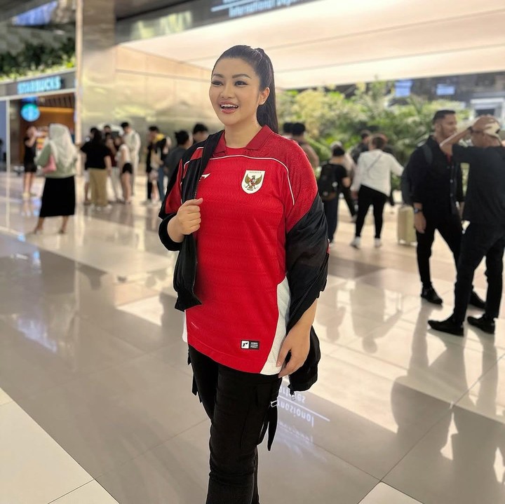 <p>Penyanyi dangdut Fitri Carlina memutuskan terbang ke Australia untuk mendukung Tim Nasional (Timnas) Sepakbola Indonesia yang akan bertanding dengan tim Australia. Pertandingan Grup C Kualifikasi Piala Dunia 2026 zona Asia ini akan dilangsungkan di Sydney Football Stadium, Kamis (20/3/2025). (Foto: Instagram @fitricarlina)</p>