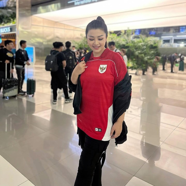<p>Saat Piala Asia U-23 2024, Fitri Carlina diketahui sampai rela terbang ke Qatar untuk mendukung Timnas Indonesia. Ia juga pernah merogok kocek yang besar untuk menonton laga Timnas saat bertanding di China beberapa waktu lalu. (Foto: Instagram @fitricarlina)</p>