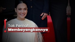 Terima Bintang Walk of Fame, Gal Gadot Boyong Suami dan 4 Putrinya