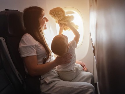 Manfaat Menyusui Bayi saat Pesawat Take Off, Benarkah Bikin Si Kecil Lebih Tenang?