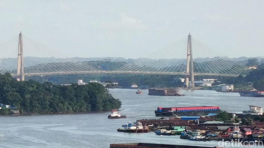 Ilustrasi kapal tongkang tanpa muatan batu bara di Sungai Mahakam&period;