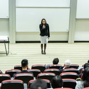 10 Tanda Kamu Demam Panggung dan Cara Atasinya saat Mau Bicara di Depan Umum